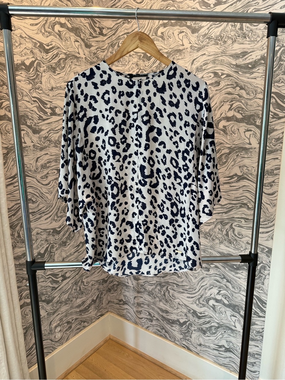T Tahari White and Navy Leopard Short Sleeve Blouse